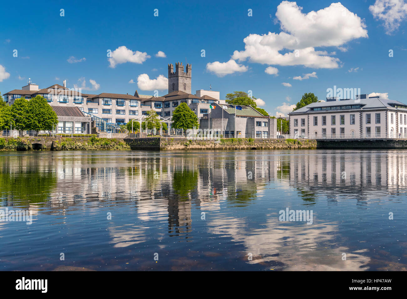 King John's Castle et la rivière Shannon, Limerick, comté de Limerick, Munster, Irlande, Europe. Banque D'Images