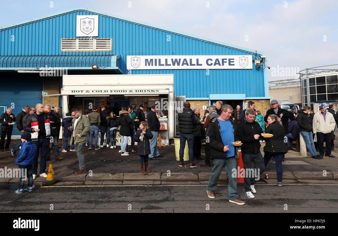 Fans à l'extérieur du café avant l'Unis Millwall en FA Cup, 5ème tour à la Den, Millwall. Banque D'Images