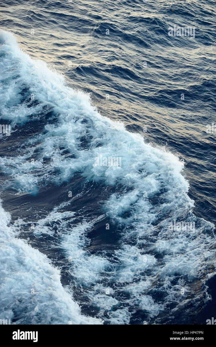 Mer vague Vue de dessus en bleu de l'eau. Arrière-plan de l'onde de l'océan Banque D'Images