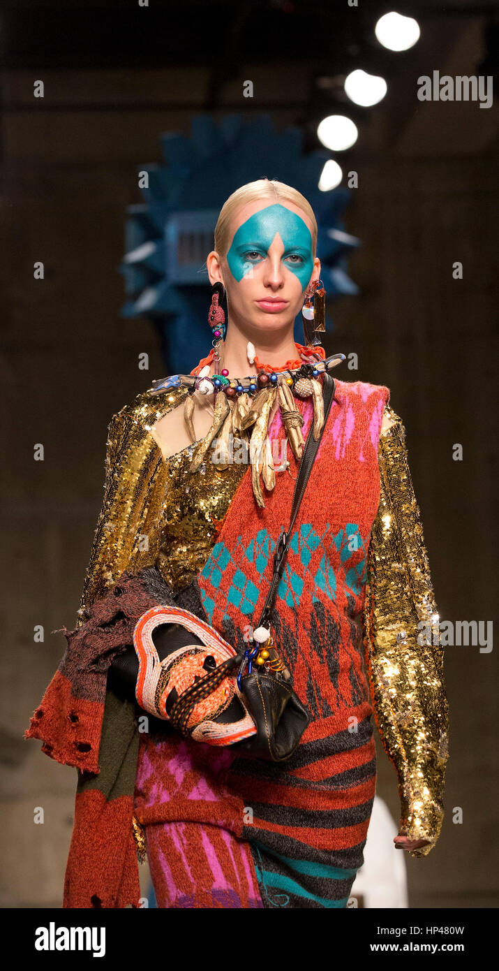 Au cours des modèles de mode Matty Bovan est l'automne/hiver 2017 London Fashion Week show à l'espace Show Topshop, Tate Modern, Londres. PRESS ASSOCIATION. Photo date : Samedi 18 février 2017. Crédit photo doit se lire : Isabel Infantes/PA Wire Banque D'Images