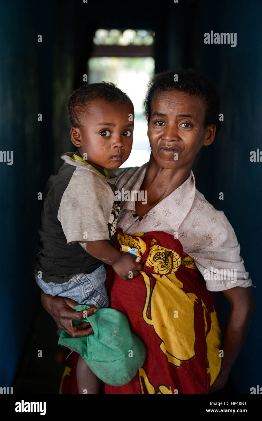 MADAGASCAR, Mananjary, canal des Pangalanes, village AMBOHITSARA, tribu Antambahoaka, fady ou tabou, selon les règles de leurs ancêtres lits enfants sont un sujet tabou et pas acceptée dans la société / MADAGASKAR, Mananjary, Dorf AMBOHITSARA, Zwillinge sind nach dem Ahnenkult Fady oder ein Tabu beim Stamm der ANTAMBAHOAKA, CHRISTINE MANAMPETRA Zwillingen Frau mit ROLAND und CEDRICE Banque D'Images