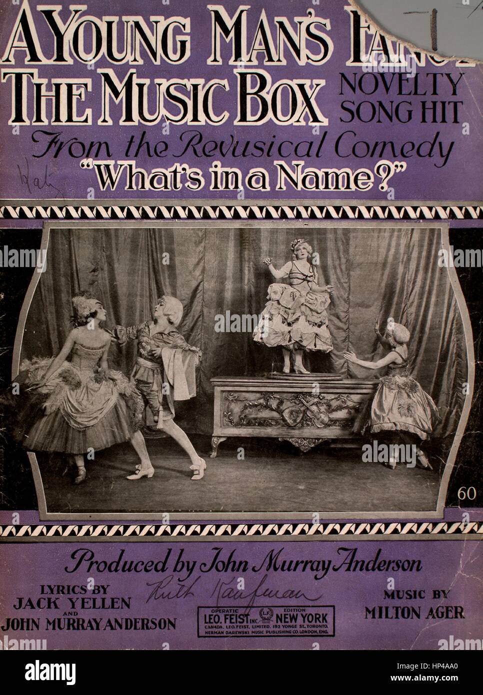 Sheet Music image de couverture de la chanson 'un jeune homme's Fancy La Boîte à musique Nouveauté Chanson Hit [comprend] arrangement spécial music box', avec l'auteur original "Lecture notes Lyrics par Jack Yellen et John Murray Anderson Musique par Milton Ager', United States, 1920. L'éditeur est répertorié comme "Leo Feist, Inc.', la forme de la composition est "avec chœur trophique', l'instrumentation est 'piano et voix", la première ligne se lit "dans une vieille boutique à l'ancienne, relique de l'époque d'antan', et l'illustration artiste est répertorié comme 'unattrib. photo de scène de production'. Banque D'Images