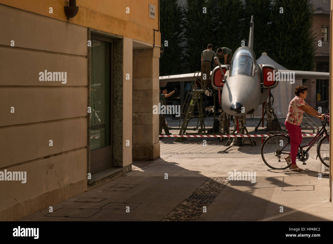 La préparation d'un des techniciens de l'AMX-T l'Armée de l'air italienne pour l'affichage public au cours de l'amitié italo-américaine festival à Spilimbergo, Italie. Banque D'Images