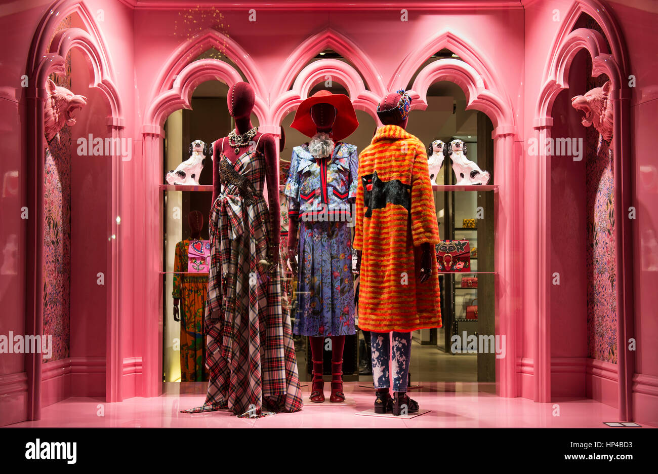 Une fenêtre d'affichage de la boutique Gucci dans la Via Montenapoleone, la rue la plus importante du quartier de la mode de Milan. Milan, Lombardie, Italie. Banque D'Images