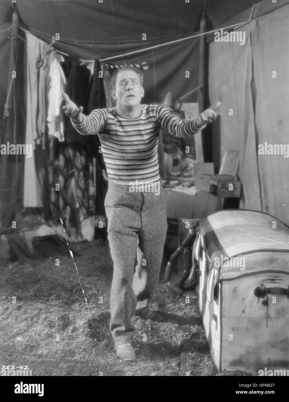 LON Chaney Sr., jouant Tito, le clown professionnel, dans la co-Star "Rire Clown Rire" Loretta Young. 1928. Pour voir mes autres images anciennes, recherchez : Préstor vintage Banque D'Images