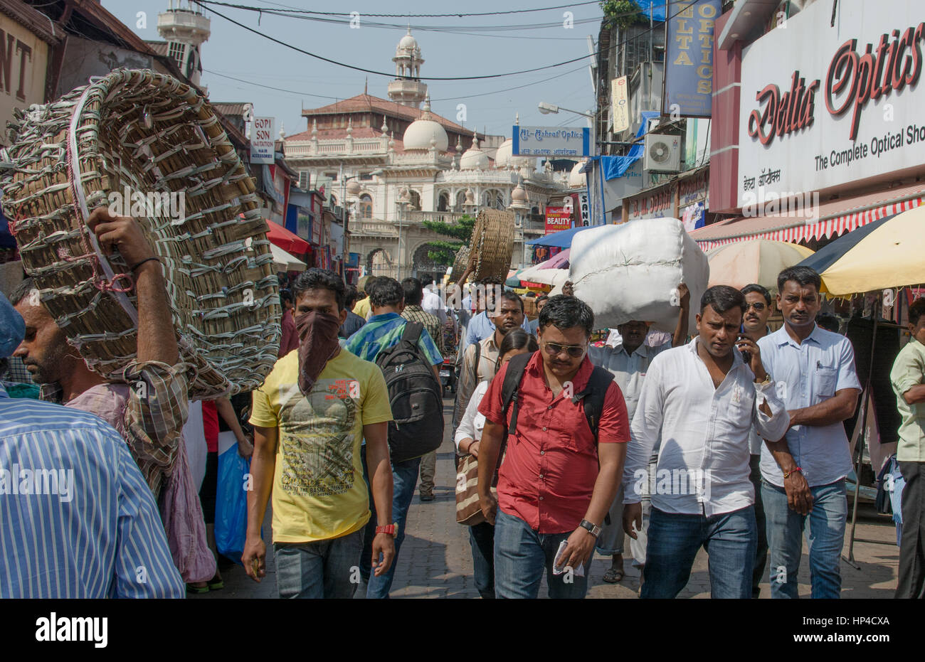 Mumbai, Inde - le 19 octobre 2015 - région musulmane mosquée Bhendi bazar avec en arrière-plan avec des personnes se déplaçant lentement dans les rues bondées et traf Banque D'Images