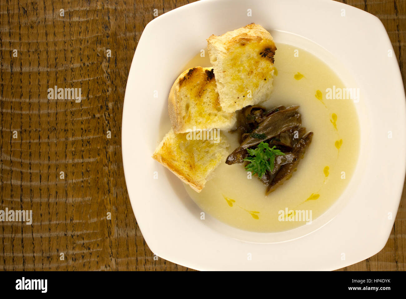 Soupe de chou-fleur avec des champignons et des gouttes d'huile Banque D'Images Soupe de chou-fleur avec des champignons et des gouttes d'huile Banque D'Images