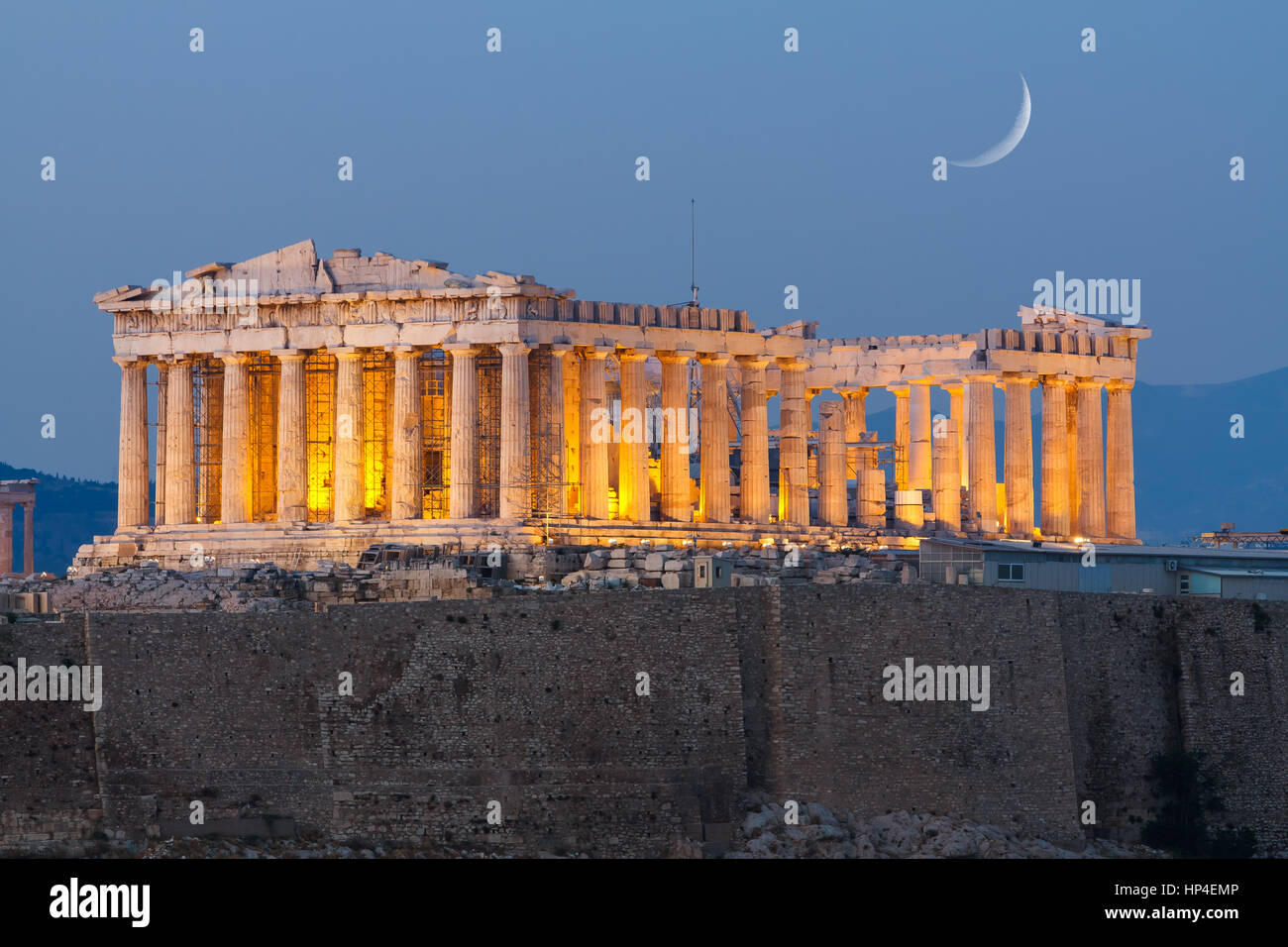 Le Parthénon à la colline de l'Acropole à Athènes, Grèce tourné en heure bleue avec la Lune se levant au-dessus le ciel Banque D'Images