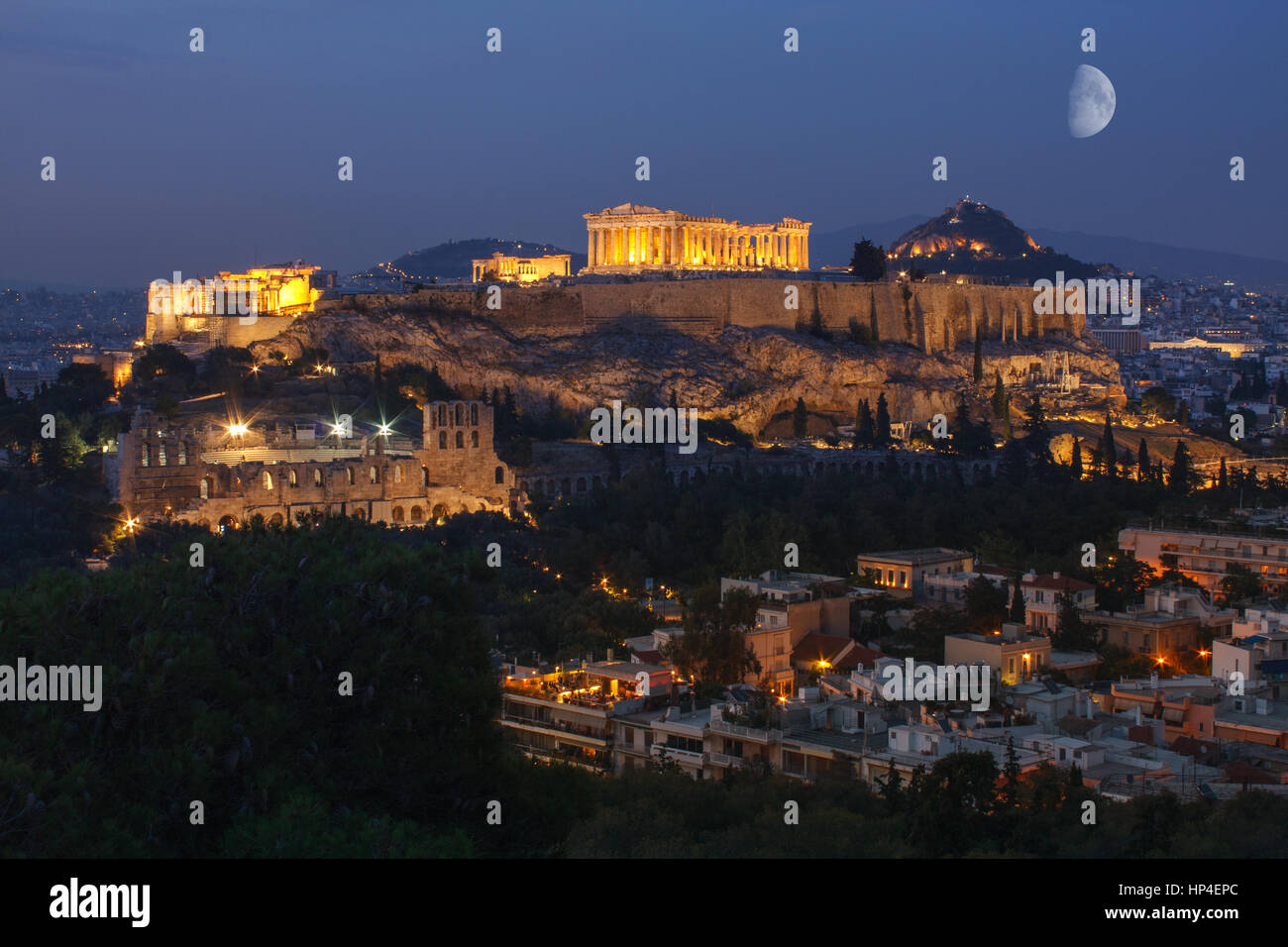 Parthénon et Herodium en construction La colline de l'Acropole à Athènes, Grèce tourné en heure bleue avec la Lune se levant au-dessus le ciel Banque D'Images