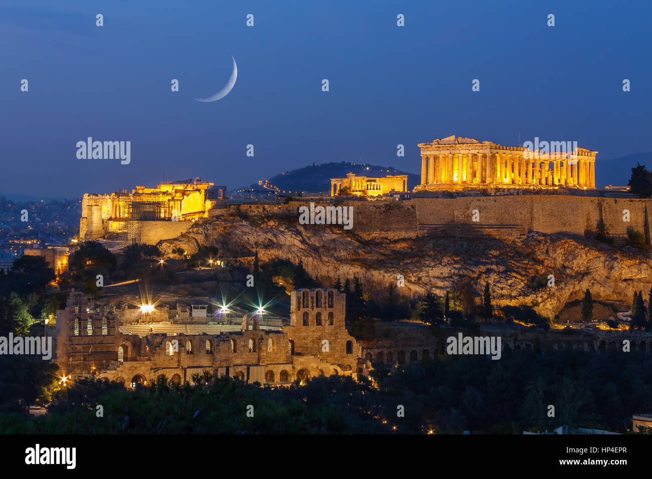 Parthénon et Herodium en construction La colline de l'Acropole à Athènes, Grèce tourné en heure bleue avec la Lune se levant au-dessus le ciel Banque D'Images