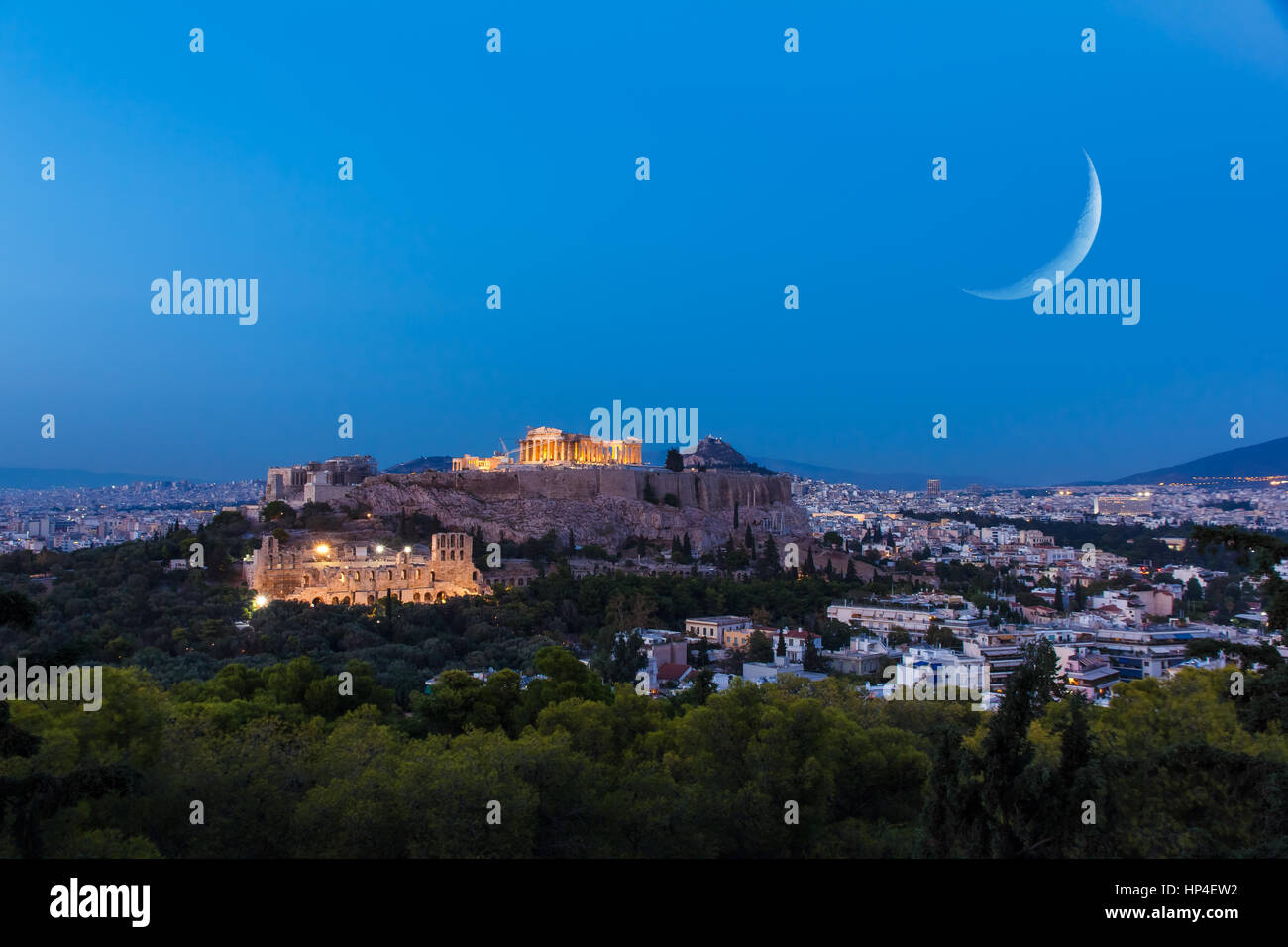 Parthénon et Herodium en construction La colline de l'Acropole à Athènes, Grèce tourné en heure bleue avec la Lune se levant au-dessus le ciel Banque D'Images