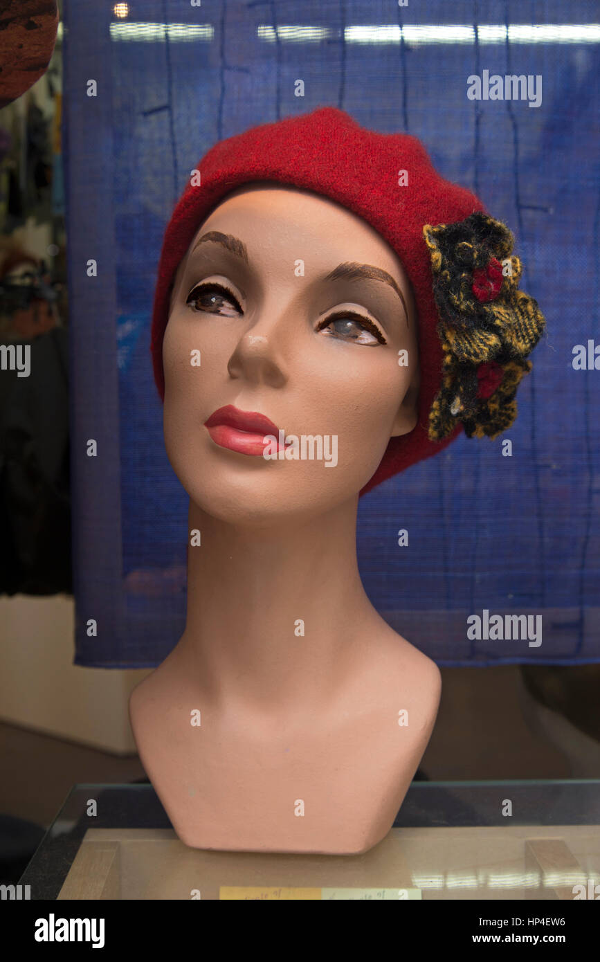 Mannequin Vintage dans la fenêtre d'Fabhatrix, une chapellerie dans le Grassmarket, Édimbourg, Écosse, Royaume-Uni. Banque D'Images