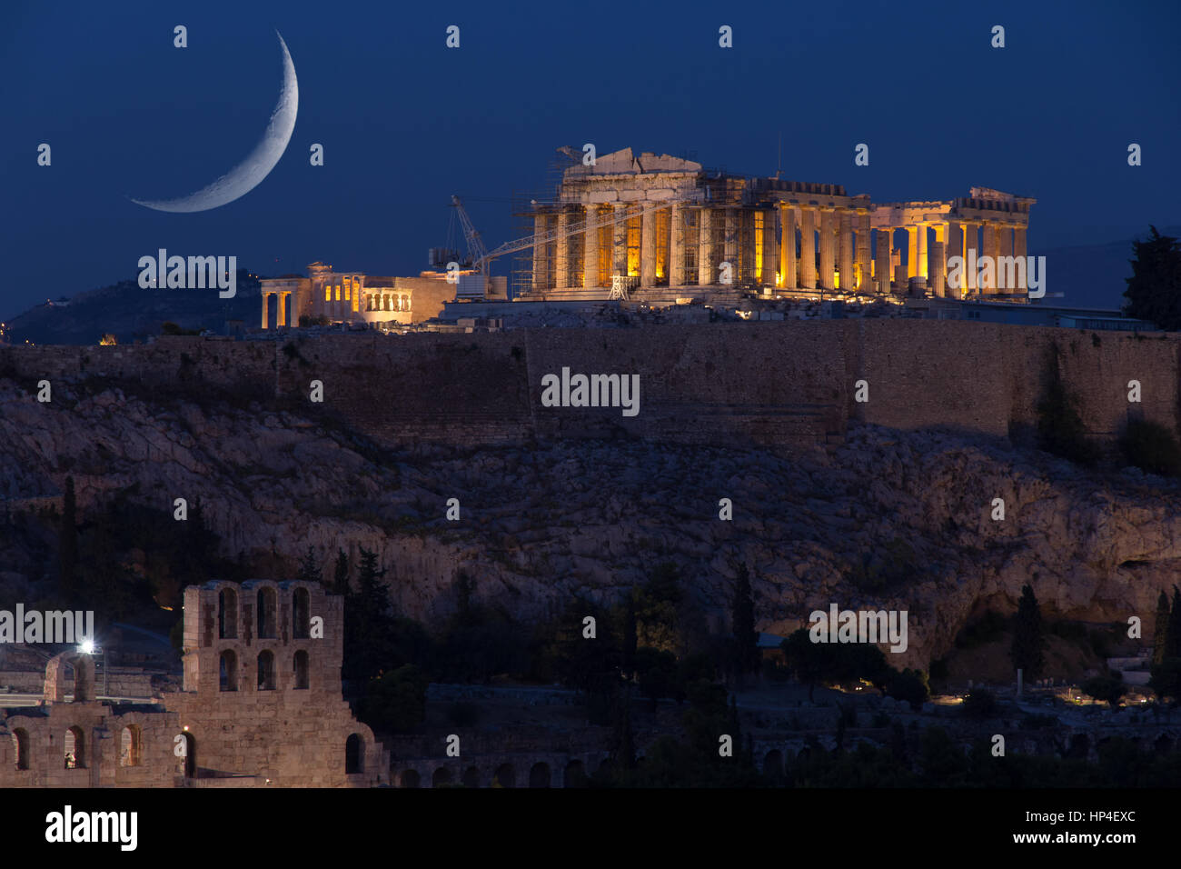 Le Parthénon à la colline de l'Acropole à Athènes, Grèce tourné en heure bleue avec la Lune se levant au-dessus le ciel Banque D'Images