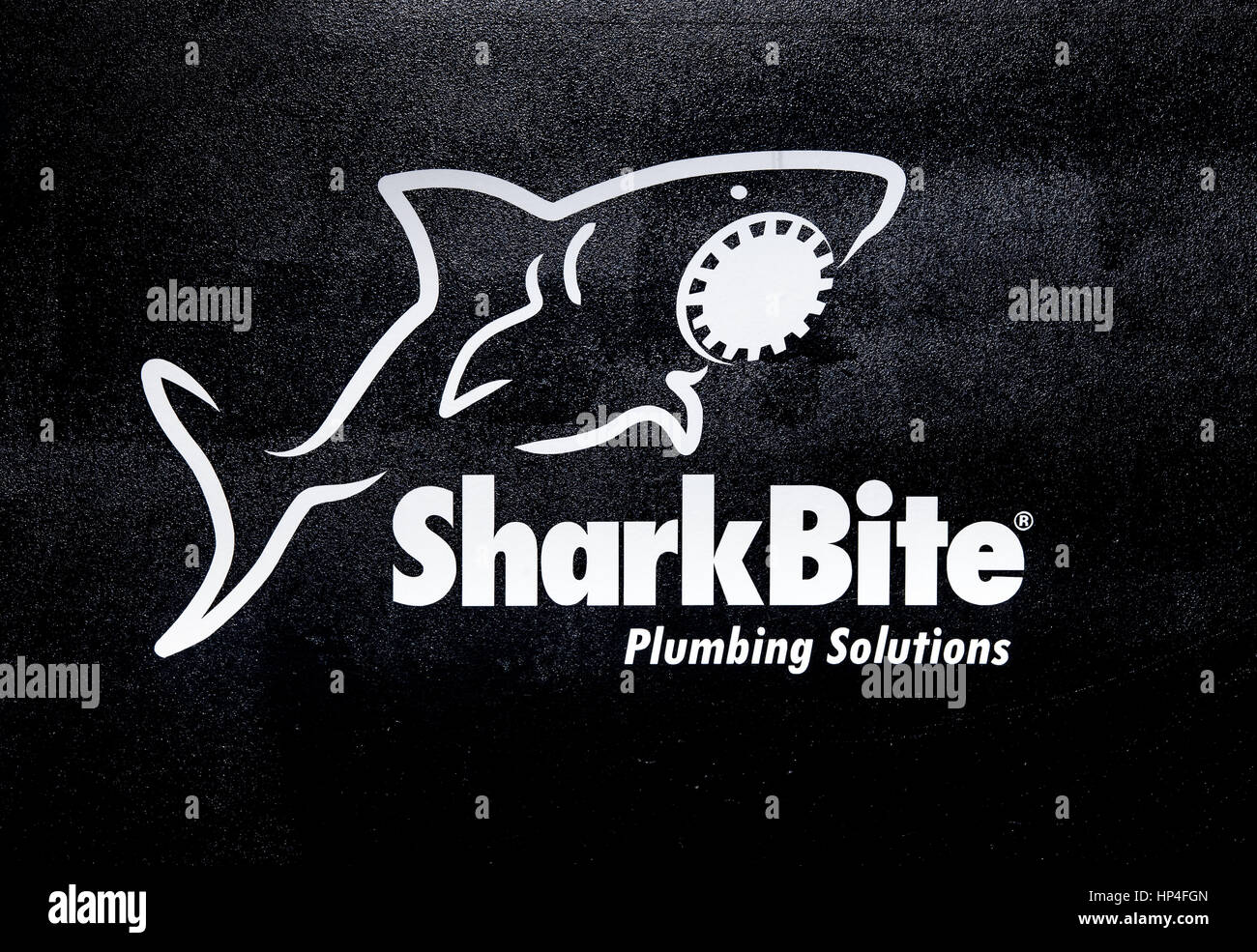 Moscou, Russie - Février 2016 : le logo de la société SharkBite. Autocollant imprimé lettres. SharkBite fabrique une large gamme de raccords de plomberie, de l'eau (suite) Banque D'Images