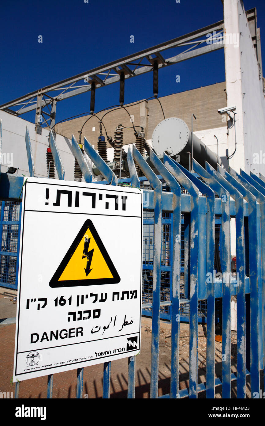 Poste de transformation avec panneau d'avertissement, Tel Aviv, Israël Banque D'Images