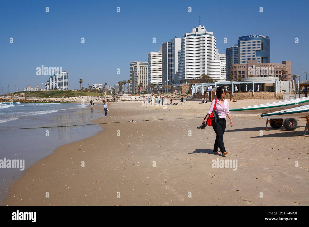 Woman walking at beach, Tel Aviv, Israël Banque D'Images