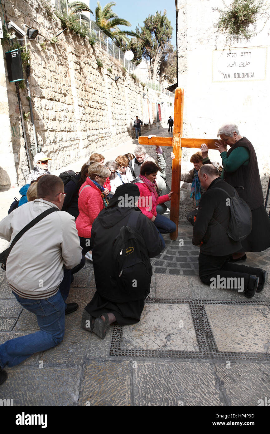 Pèlerin d'une croix priaient à via dolorosa, vieille ville, Jérusalem, Israël Banque D'Images