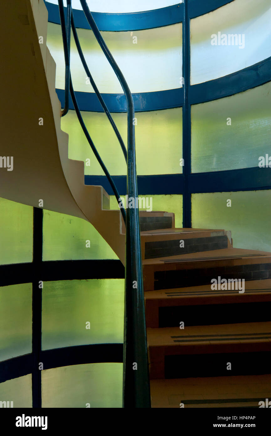 Escalier en colimaçon en verre translucide incurvé dans un bâtiment d'architecture de style fasciste italien des années 1930 à Cremona, en Italie Banque D'Images