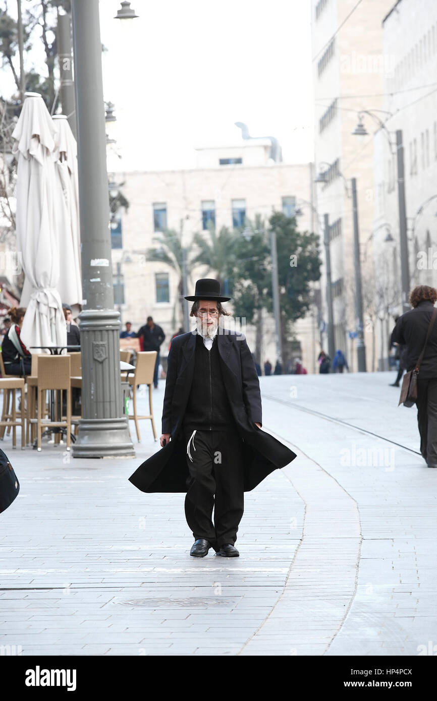 Juif ultra-orthodoxe marche à Jaffa Street dans la partie ouest de Jérusalem, Israël Banque D'Images