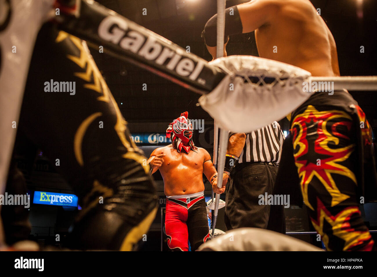 Effectuer les lutteurs de Lucha Libre dans un cas à Guadalajara Arena Coliseo, Guadalajara, Jalisco, Mexique Banque D'Images