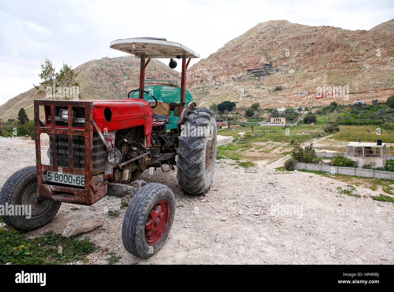 Old rusty tracteur dans Wadi Qelt, Cisjordanie, Palestine, Israël Banque D'Images