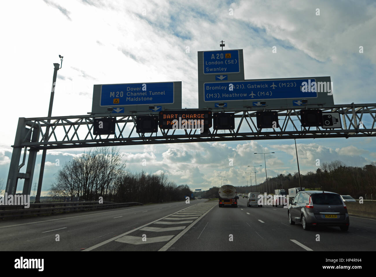 Portique M25 à Dartford Kent, en direction du sud, avec des rappels pour payer la charge Dart Banque D'Images