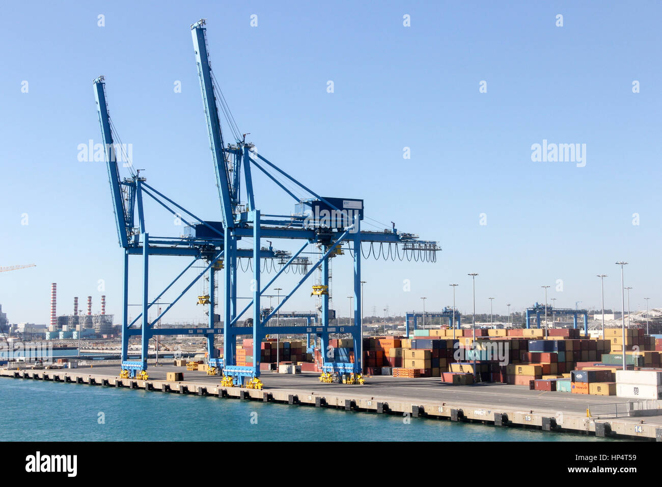 Portiques à Civitavecchia port à conteneurs, Italie Banque D'Images