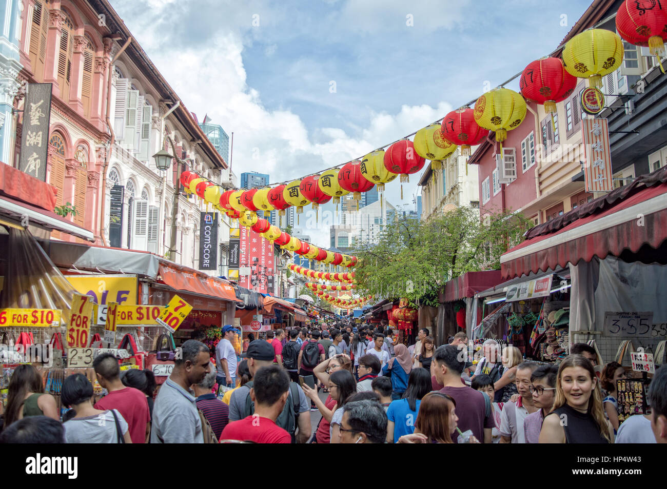 Foule dans une rue de Chinatown pendant le nouvel an chinois à Singapour Banque D'Images