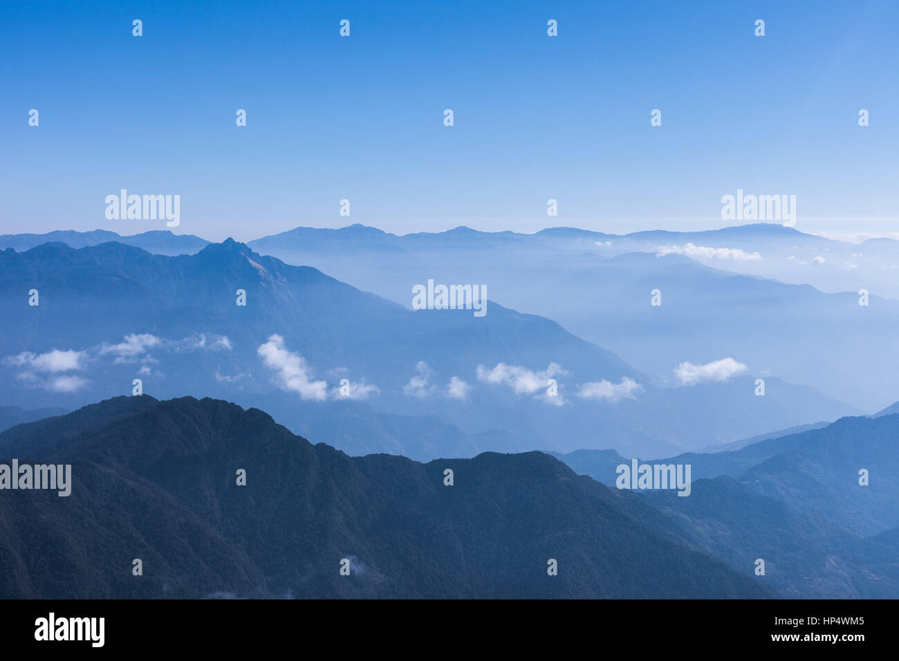 Soleil et nuages sur les contreforts de l'himalaya (kangchenjunga himal), l'est du Népal Banque D'Images