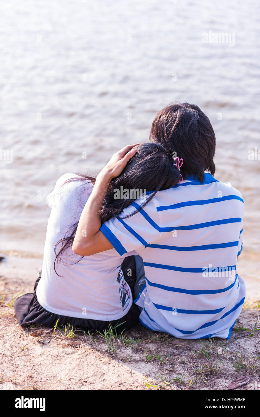 Sweet Cute Couple Relaxing in Park Banque D'Images