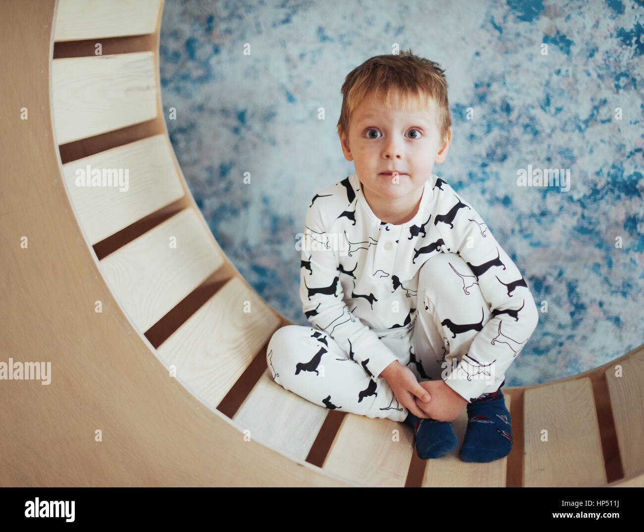 Enfant en pyjama doux et chaud allongé Photo Stock - Alamy