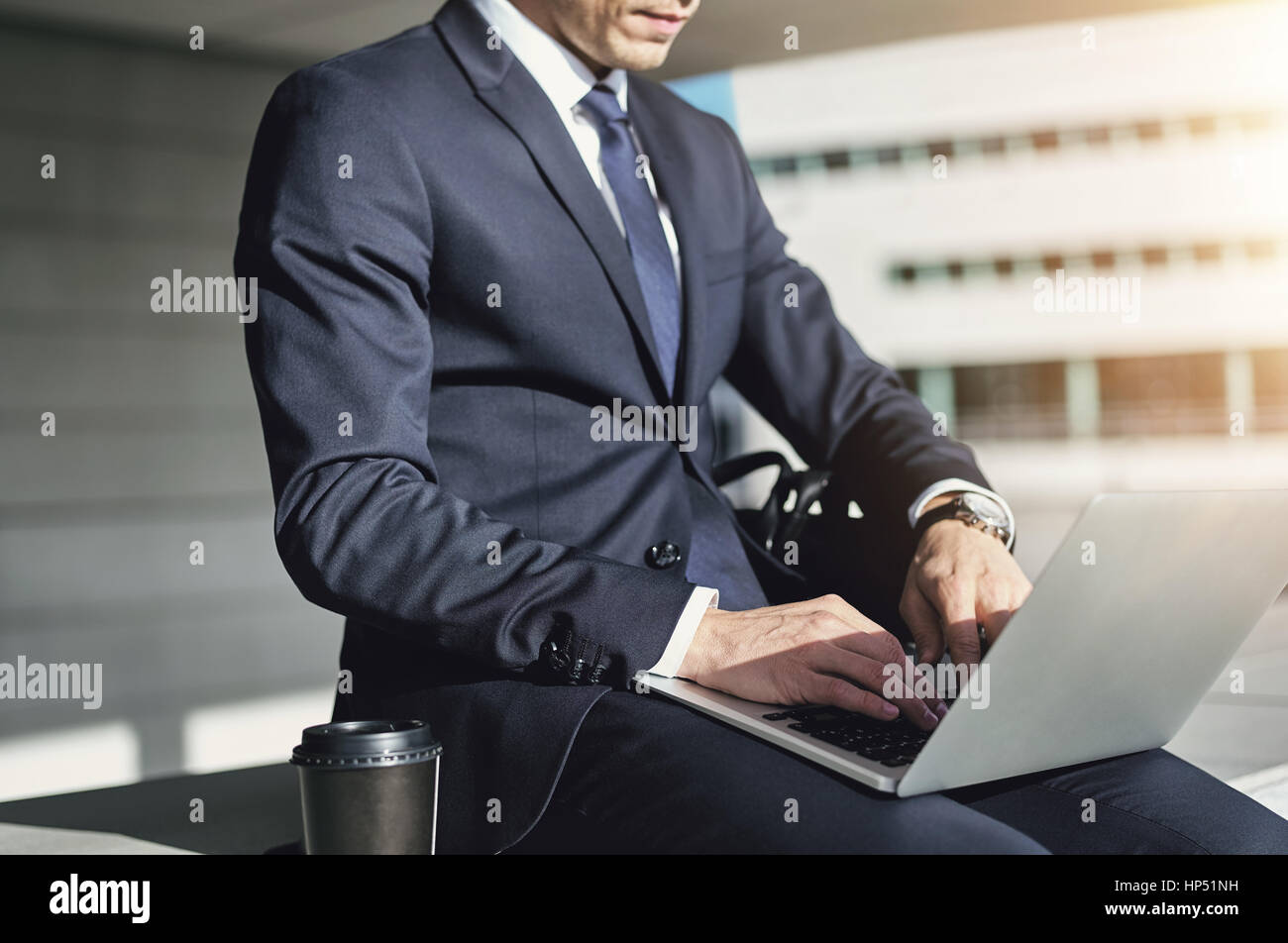 Businessman typing sur son ordinateur portable. L'intérieur horizontal tourné Banque D'Images