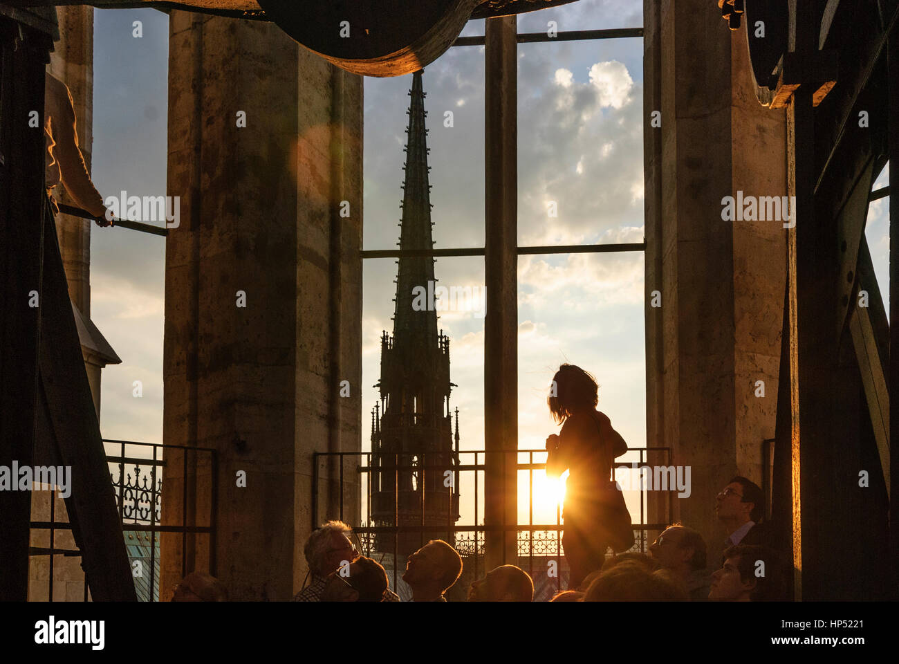 Wien, Vienne, de l'église Votivkirche dans la tour ; les visiteurs dans la Longue nuit des Églises sont en attente d'être en mesure de marcher jusqu'à un escalier, 09., Wien, Au Banque D'Images