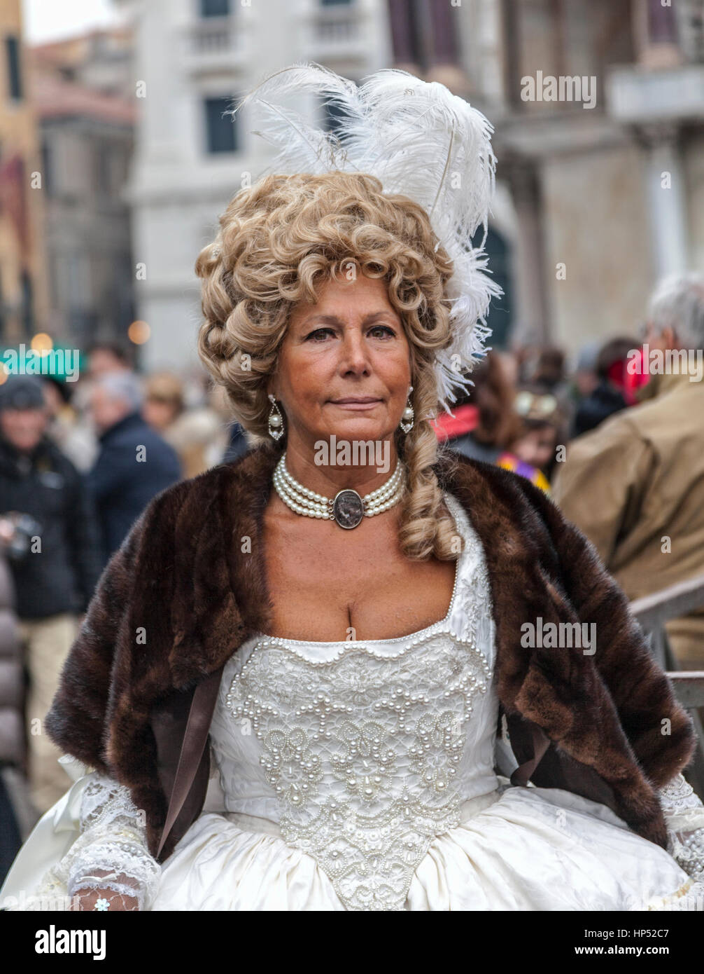 Venise, Italie - Février 19th, 2012 : Portrait of a young woman wearing vêtements médiévaux et coiffure pendant le Carnaval de Venise jours. Banque D'Images