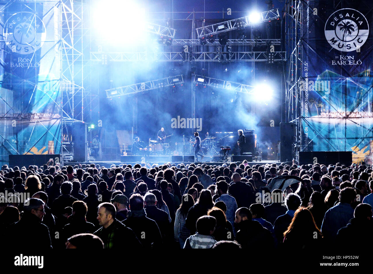 VALENCIA, Espagne - 4 AVR : foule regarder un concert à MBC Fest le 4 avril 2015 à Valence, en Espagne. Banque D'Images