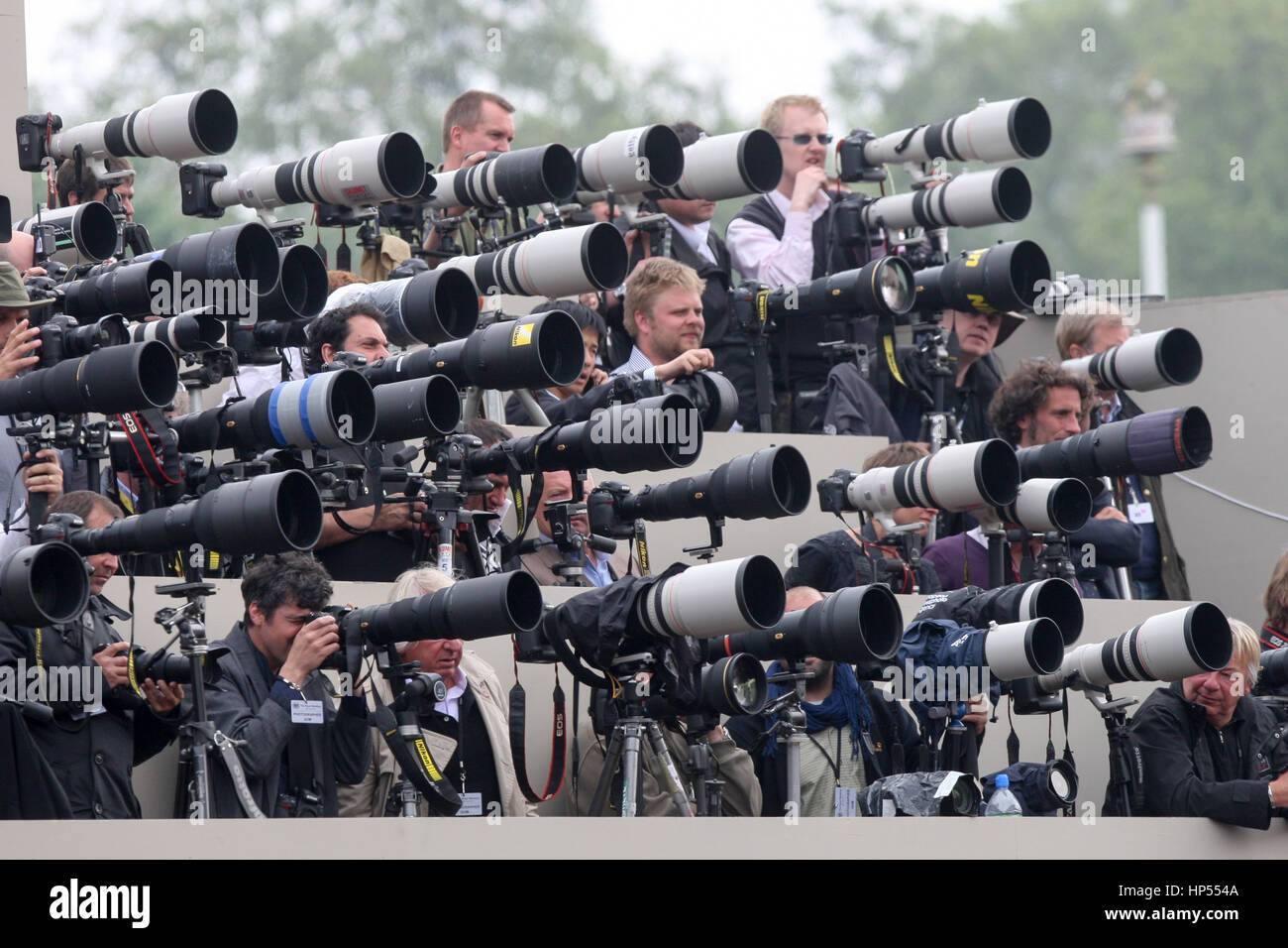 Photographes de presse à l'extérieur de Buckingham Palace, SUR LA JOURNÉE DU MARIAGE ROYAL DU PRINCE WILLIAM ET KATE MIDDLETON Banque D'Images