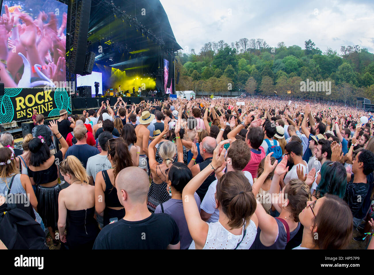 PARIS - 19 AOÛT 31 : la foule lors d'un concert au Festival Rock en Seine le 31 août 2015 à Paris, France. Banque D'Images