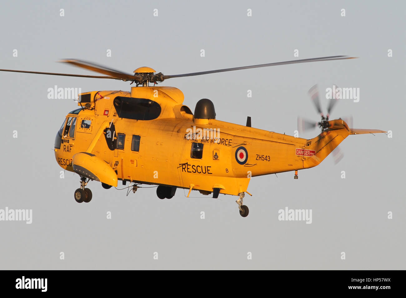 Recherche et sauvetage de la RAF HAR3Sea King Un 'B' de vol, 22 Sqn de retourner à l'Aérodrome de Wattisham dans Suffolk après un vol du soir. Banque D'Images