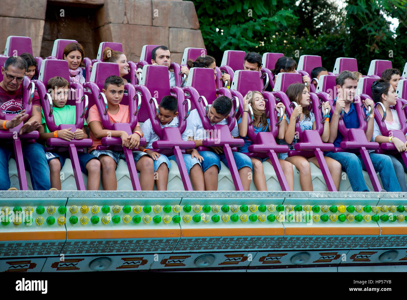 Barcelone - 5 septembre : Les gens s'amuser dans la liste déroulante Tower attraction de parc d'attractions du Tibidabo, le 5 septembre 2015 à Barcelone, Espagne. Banque D'Images