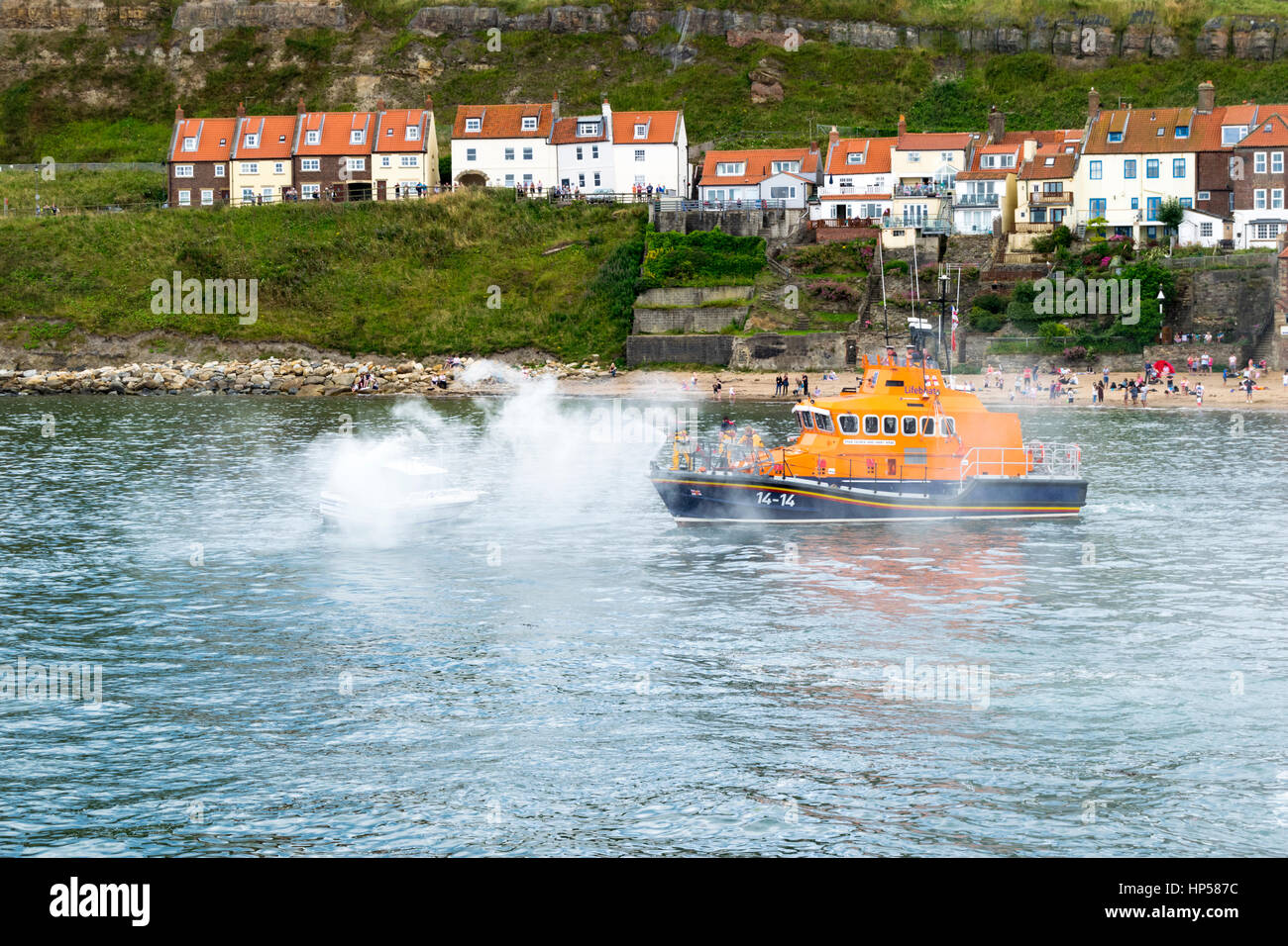 Royal National Lifeboat Institution donner une démonstration de sauvetage de la marine dans le port de Whitby, North Yorkshire, UK Banque D'Images