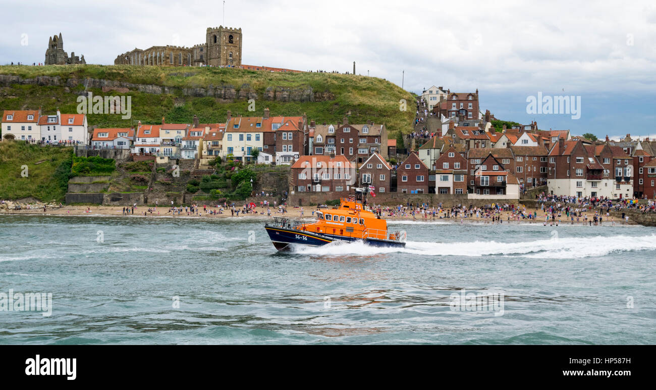 Royal National Lifeboat Institution donner une démonstration de sauvetage de la marine dans le port de Whitby, North Yorkshire, UK Banque D'Images