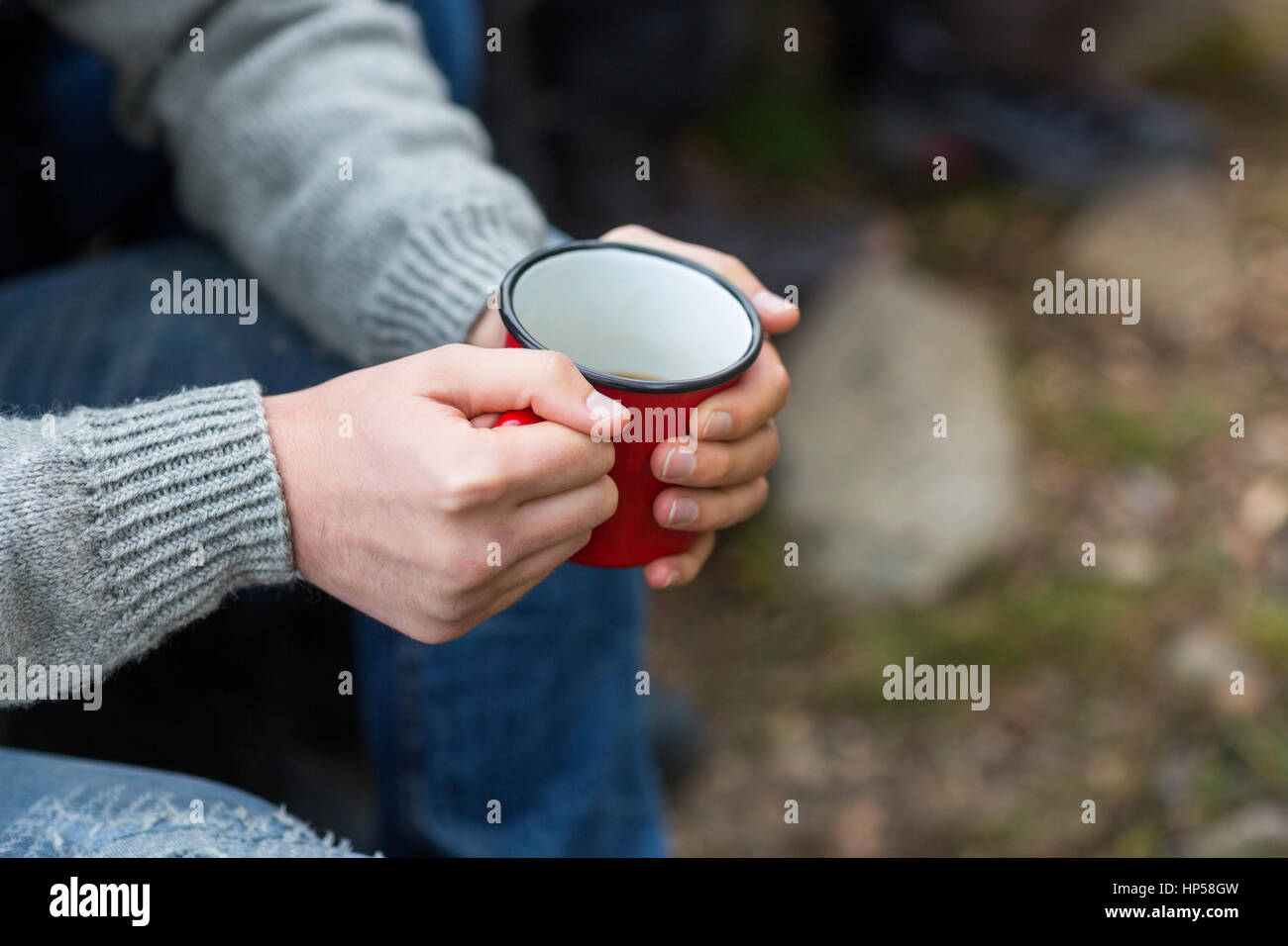 Man holding Coffee cup at campsite Banque D'Images
