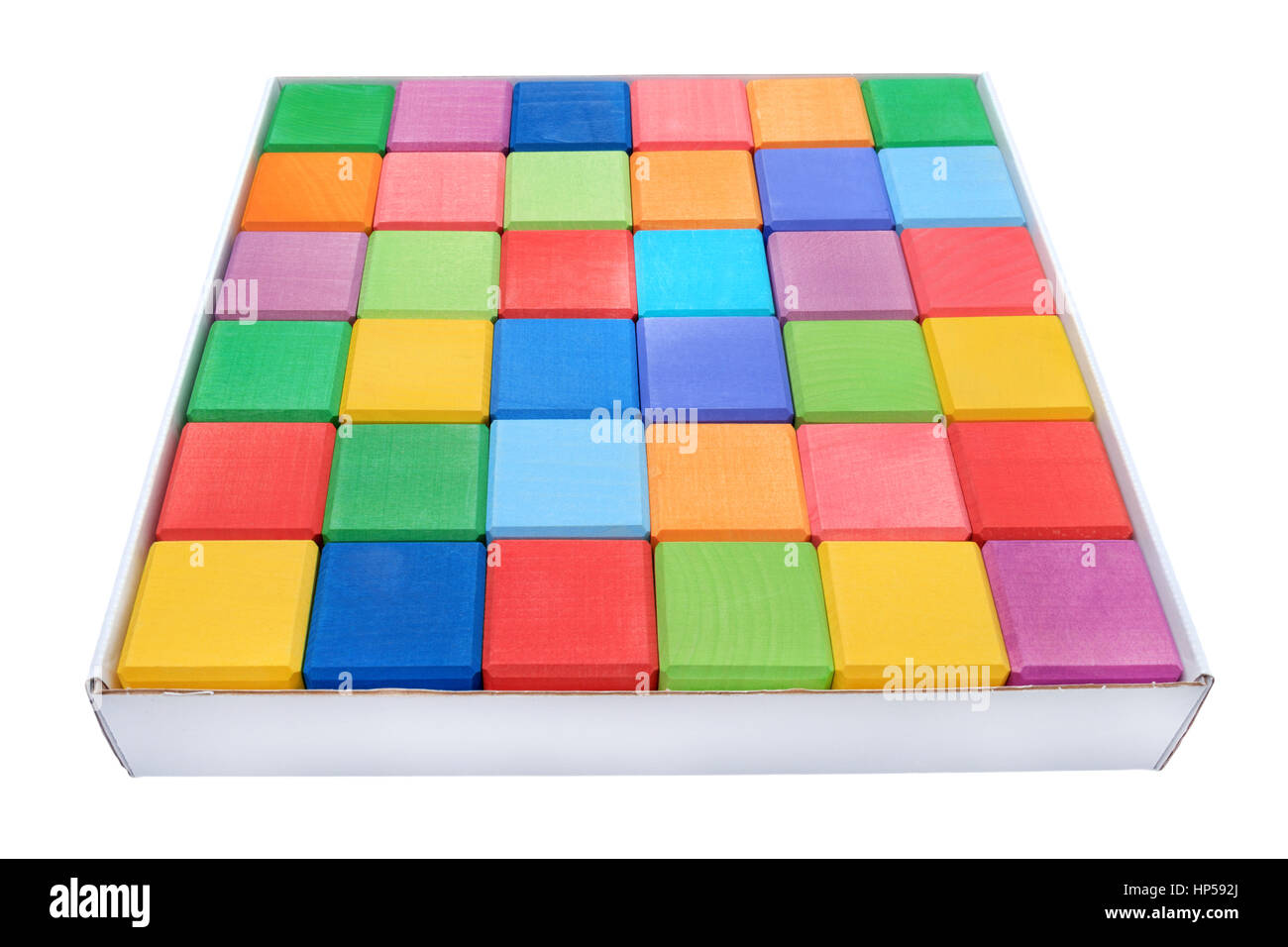 Blocs en bois coloré en boîte carton isolé sur fond blanc Banque D'Images