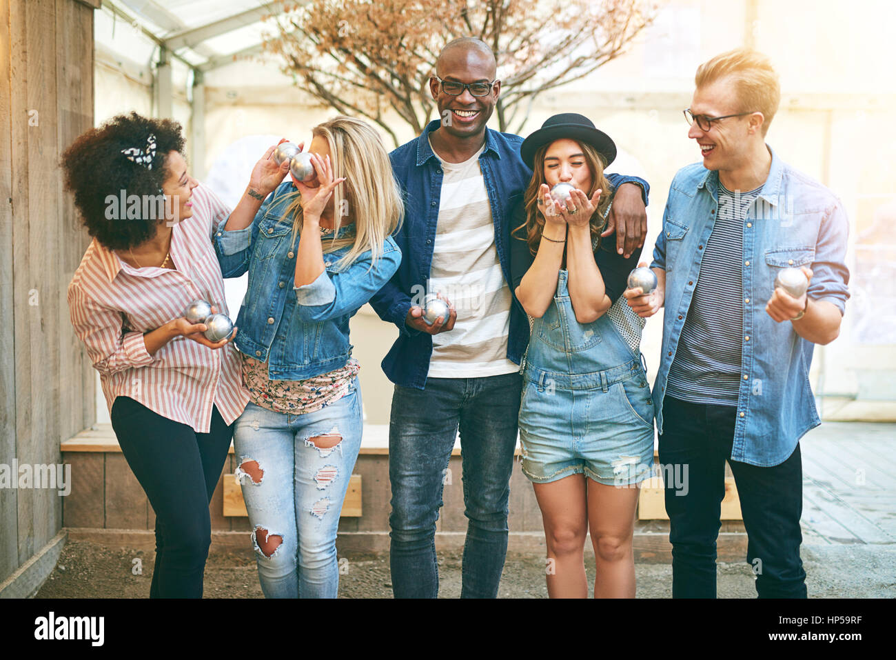 Groupe de beaux jeunes gens dans d'avoir du plaisir dans le jeu de pétanque club debout ensemble et posing at camera, laughing Banque D'Images