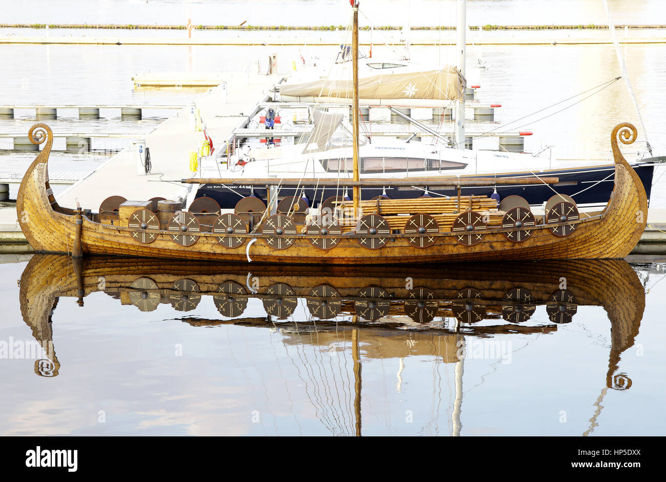 Meubles anciens en bateau à l'aviron bateau viking en attente dans le port moderne Banque D'Images