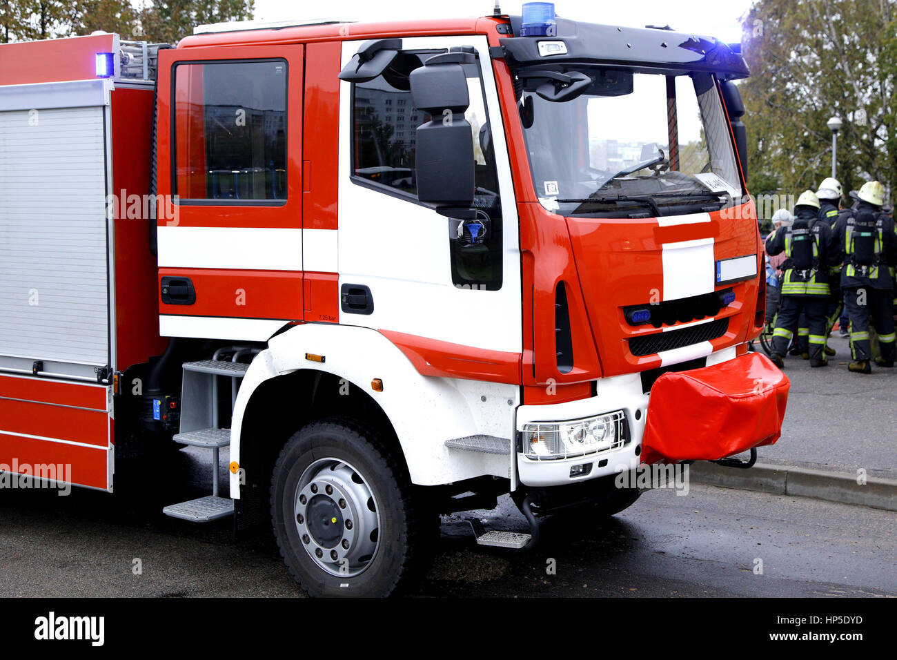 Camion à incendie à l'avant et l'évacuation de personnes pompier Banque D'Images