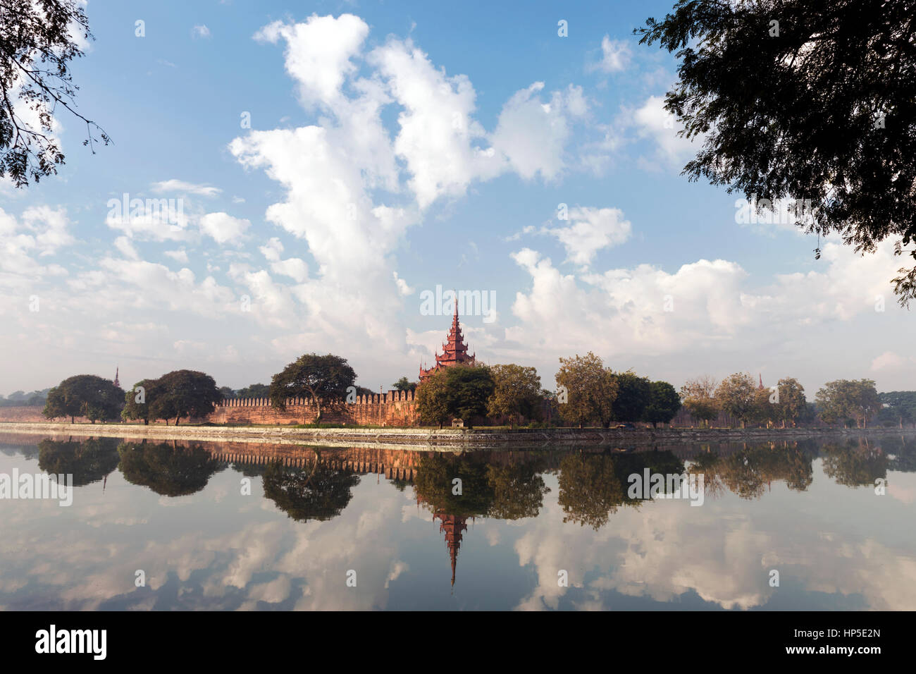 Bastion sur le coin nord-est des douves du palais de Mandalay, Myanmar (Birmanie). Banque D'Images