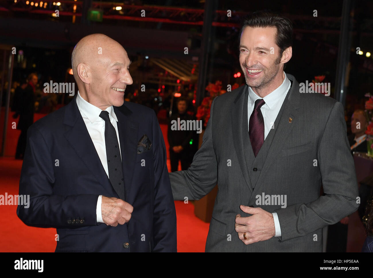 Berlin, Allemagne. Feb 17, 2017. Acteurs Hugh Jackman et Patrick Stewart (L) assister à la première de 'Logan' à la 67ème Festival International du Film de Berlin à Berlin, Allemagne, 17 février 2017. Le film sera montré sans entrer dans la compétition. Photo : Britta Pedersen/dpa-Zentralbild/dpa/Alamy Live News Banque D'Images