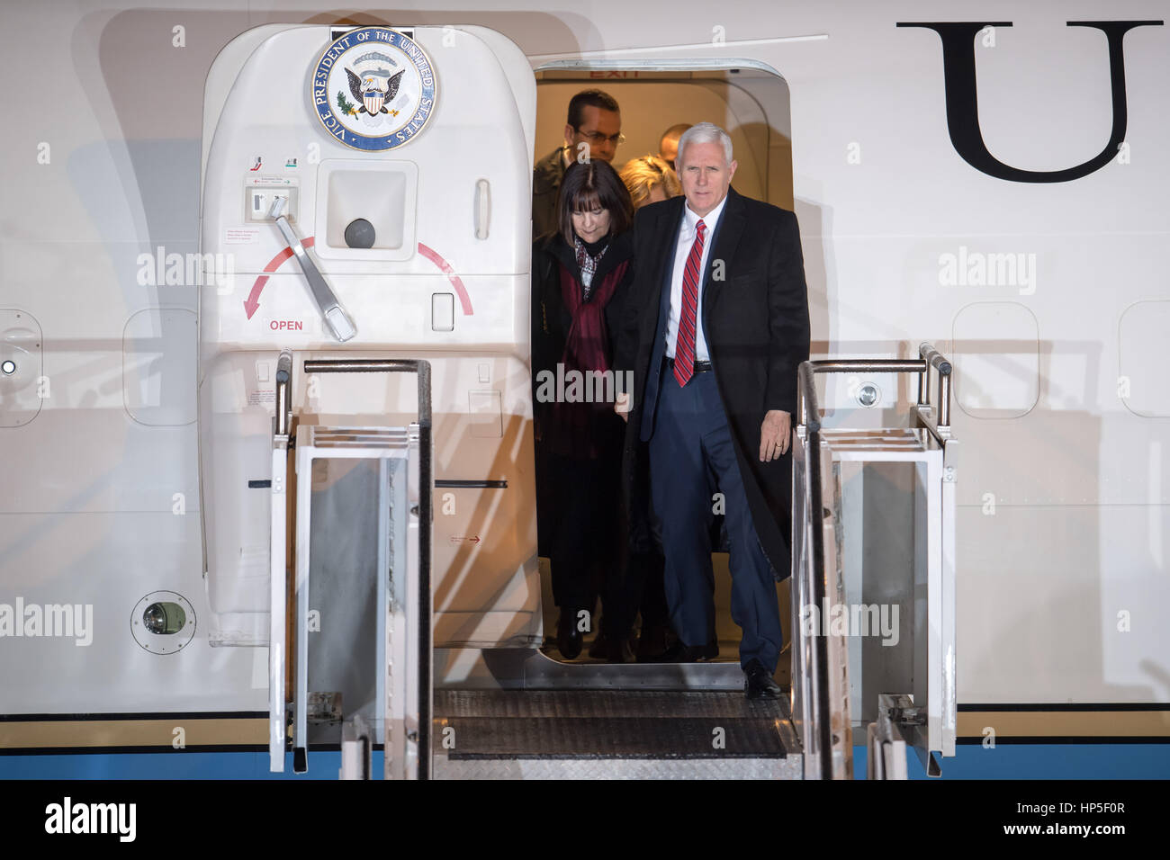 Munich, Allemagne. 16Th Jun 2017. Le Vice-président américain Mike Pence et sa femme Karen arrivent à l'aéroport de Munich, Allemagne, 18 février 2017. La Conférence de Munich sur la sécurité aura lieu entre le 17 et le 19 février 2017. Photo : Tobias Hase/dpa/Alamy Live News Banque D'Images