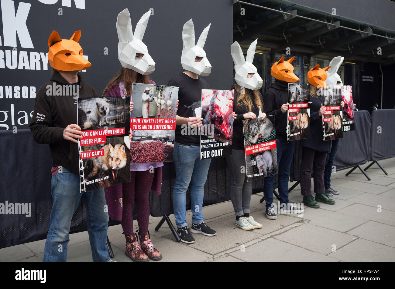 London UK. 18 février 2017. Un groupe des droits de l'animal : une manifestation contre le commerce de la peau à l'extérieur de la semaine de la mode de Londres : Crédit amer ghazzal/Alamy Live News Banque D'Images